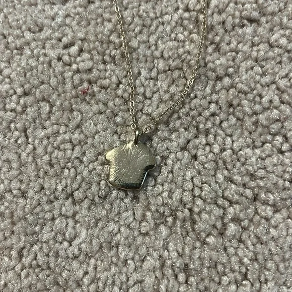 A beautiful cupcake necklace with the cupcake shaped box - Picture 4 of 5